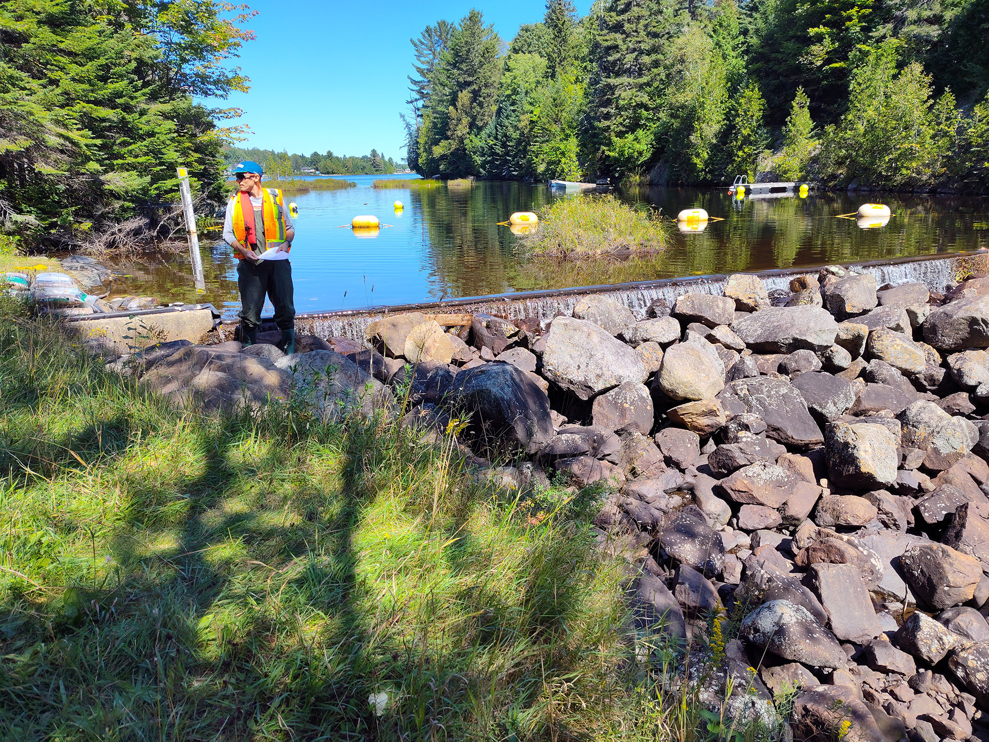 Homme près d'un ruisseau paisible.
