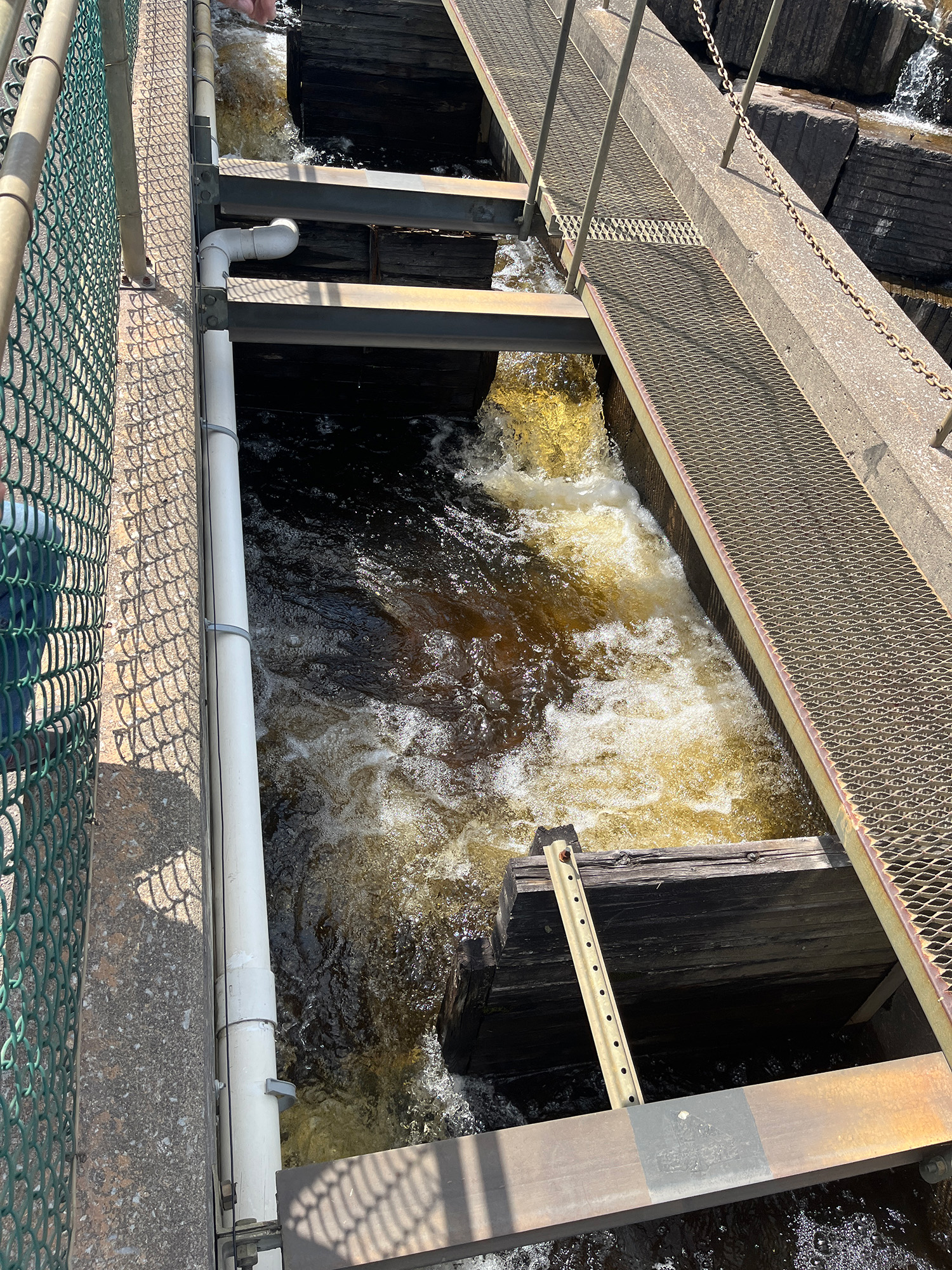 Eau qui coule à travers une structure