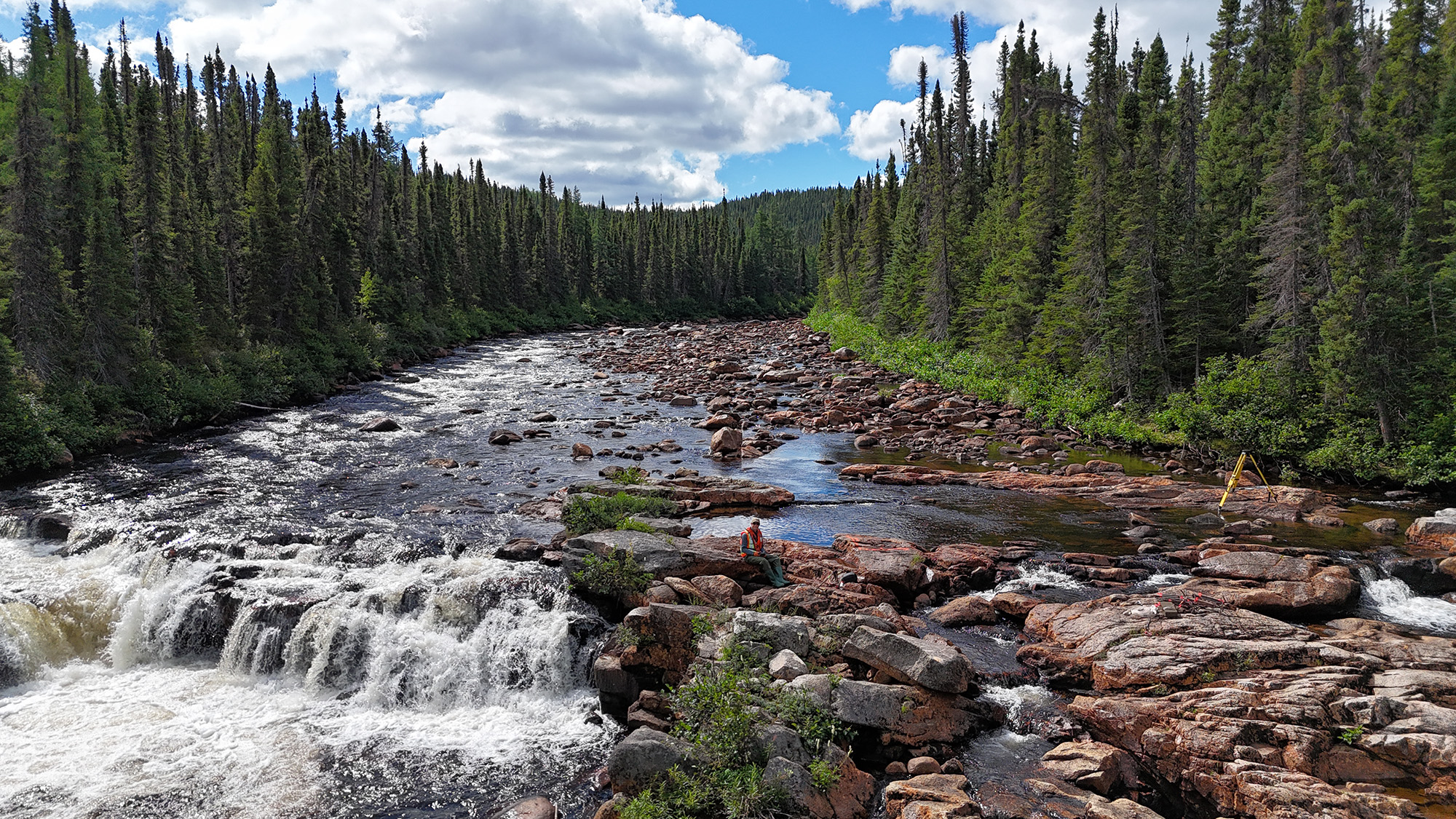 Rivière avec des rochers et arbres.