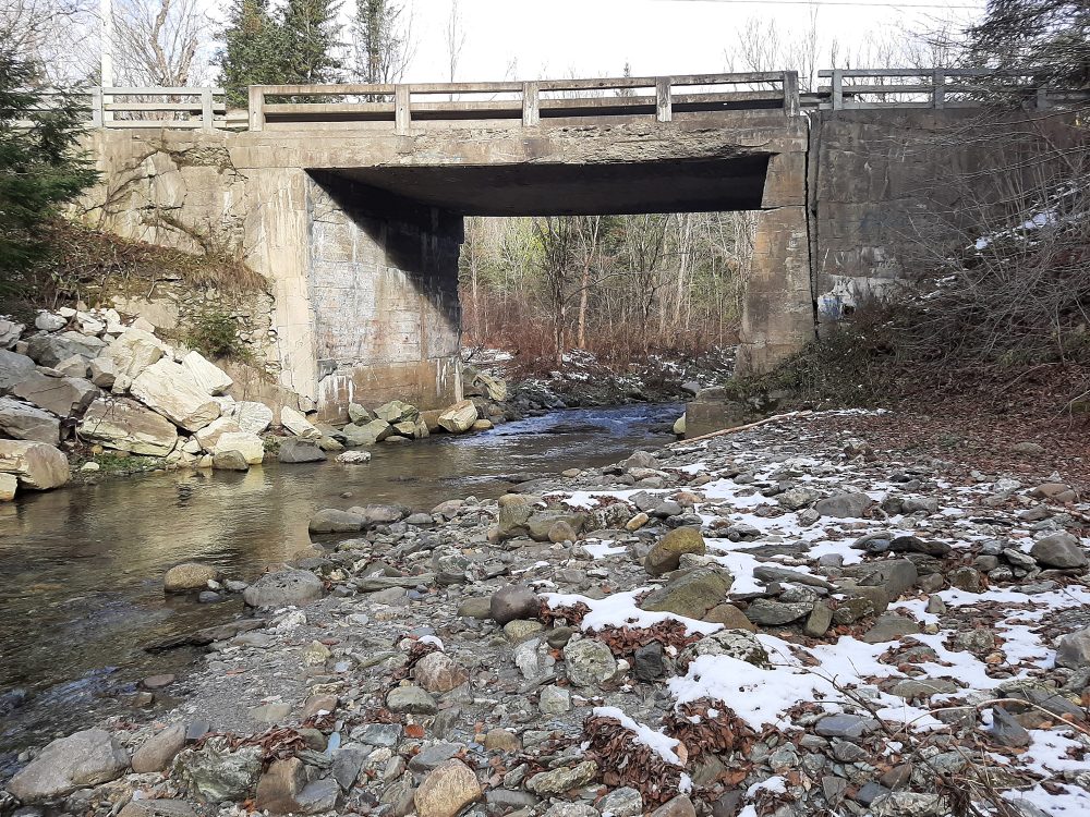 Pont au-dessus d'un ruisseau paisible.