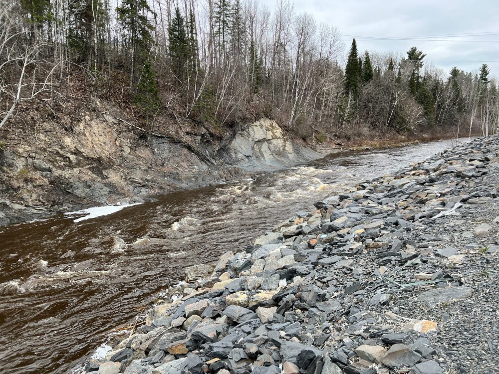 Rivière en crue, paysage rocheux.