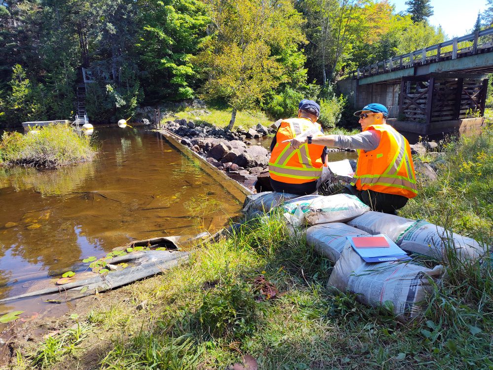 Deux personnes près d'un ruisseau.