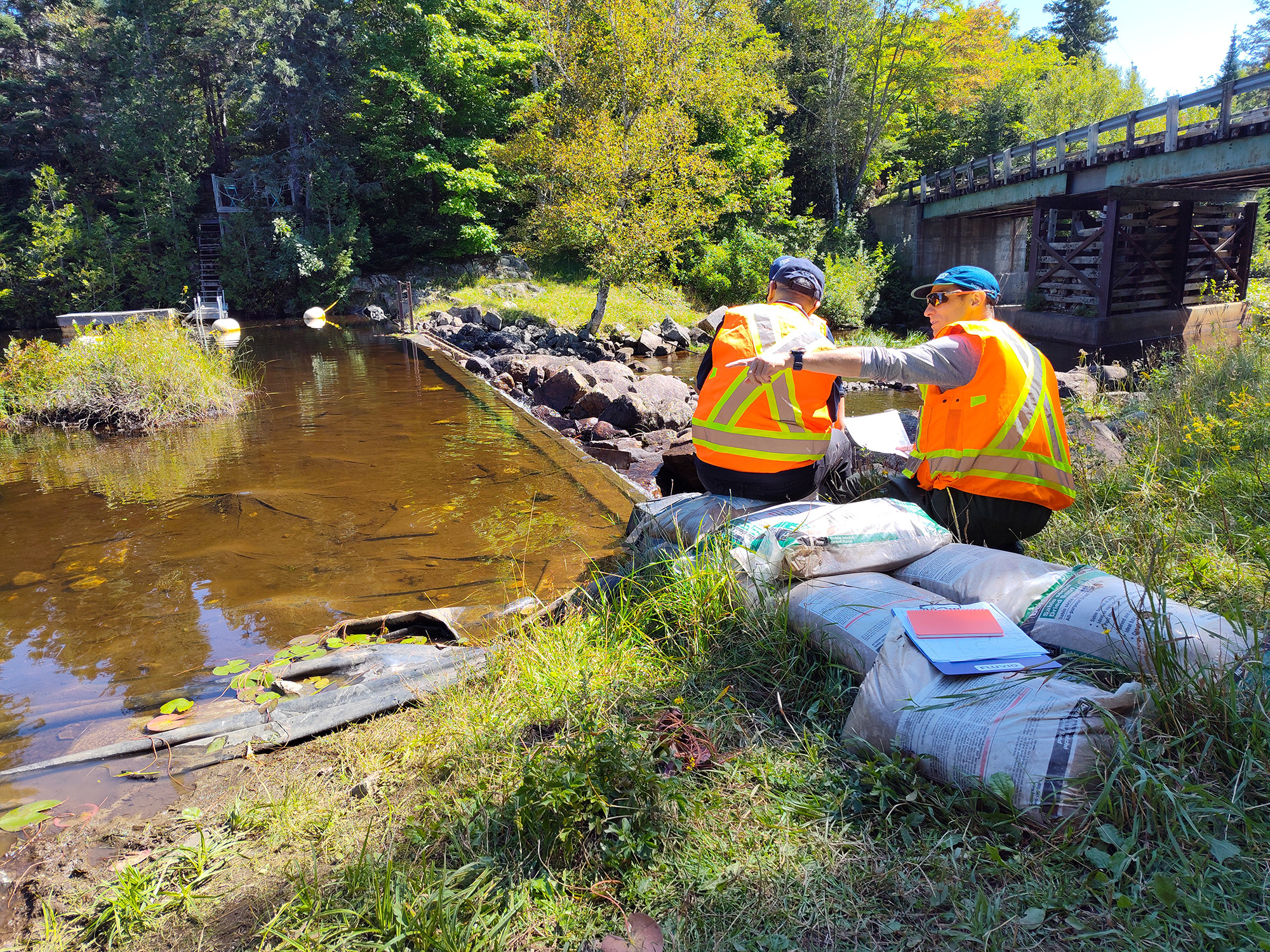 Deux personnes près d'un ruisseau.