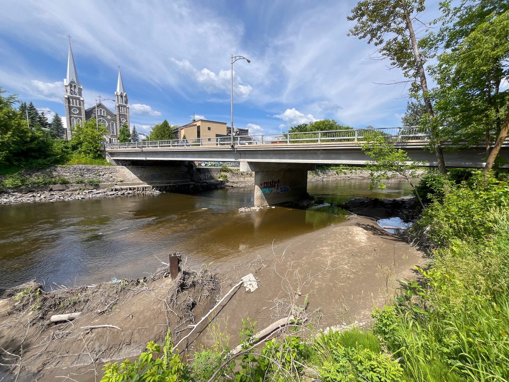 Pont au-dessus d'une rivière calme.
